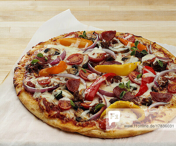 Dünne Pizza mit Wurst und Gemüse