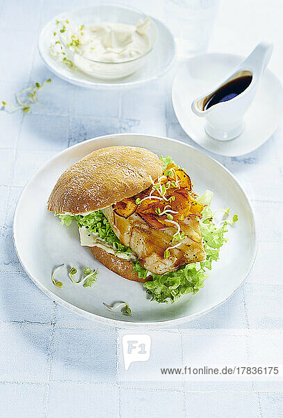 Kabeljau-Burger mit Salat  Süsskartoffeln  Radieschensprossen und Poke Sauce