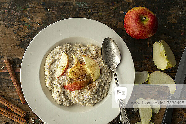 Cinnamon porridge with chia seeds and apple