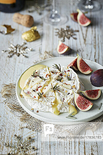Cooked camembert with figs in a Christmas setting