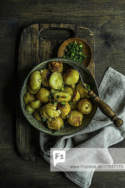Bratkartoffeln mit Lauchzwiebeln und Dill