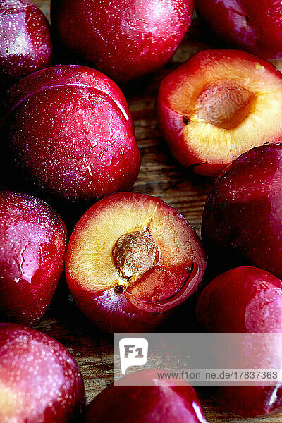 Red plums (close-up)