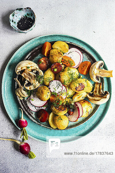 Kartoffelsalat mit Pilzen  Tomaten und Radieschen