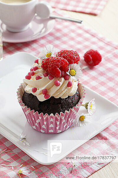 Brownie muffins with cream  raspberries and daisies