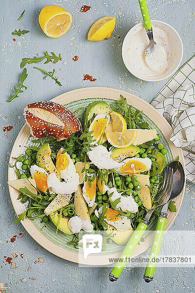 Rucolasalat mit grünen Erbsen  Avocado  Eiern  Käse  und Joghurt-Mayonnaise-Dressing