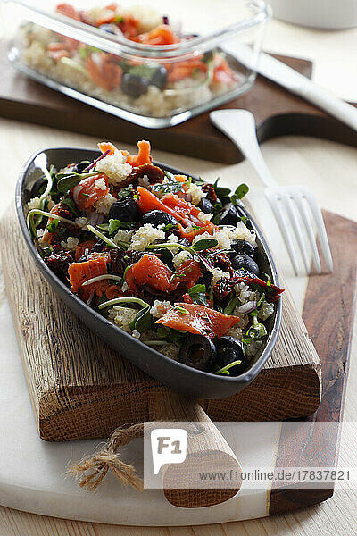 Salat mit geräuchertem Wildlachs  Quinoasprossen  sonnengetrockneten Tomaten und Oliven