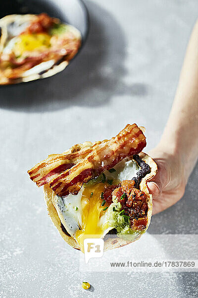 Frühstücks-Taco mit Spiegelei und Bacon