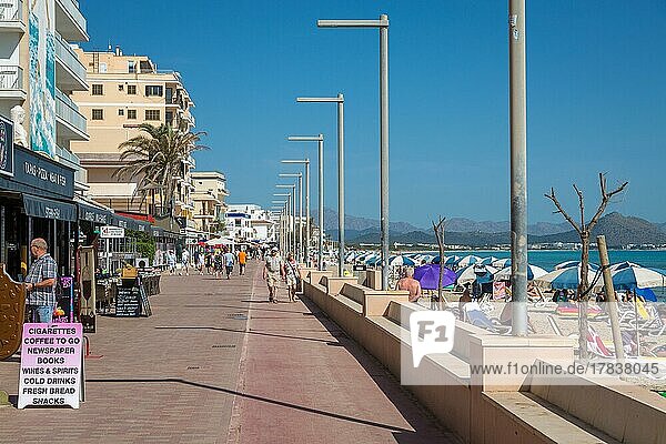 Strandpromenade mit Sandstrand Liegestühlen und Sonnenschirmen  Can Picafort  Mallorca  Spanien  Europa