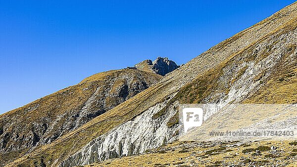 Die Berggipfel Großer und Kleiner Ifinger  davor die Kuhleiten Hütte  Ski- und Wandergebiet Meran 2000  nahe Meran  Südtirol  Italien  Europa