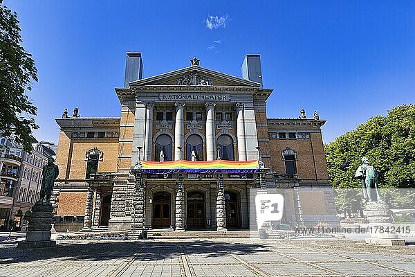 Nationaltheater mit Regenbogenflagge geschmückt Zeichen der Solidarität Symbol gegen Terror und Hass Stadtzentrum Oslo Norwegen Europa