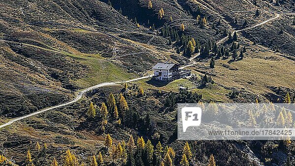 Meraner Hütte in herbstlicher Landschaft  Ski- und Wandergebiet Meran 2000  nahe Meran  Südtirol  Italien  Europa