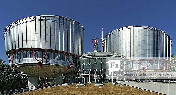 Zylinderförmige Gerichtssäle  Architekt Richard Rogers  Europäischer Gerichtshof für Menschenrechte  Straßburg  Frankreich  Europa