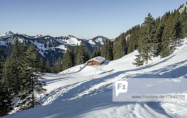 Almhütte im Winter  Mangfallgebirge  Bayern  Deutschland  Europa
