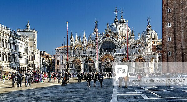 Markusplatz mit Uhrturm und Markusdom  Venedig  Venetien  Adria  Norditalien  Italien  Europa