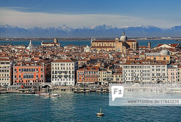 Wasserfront mit Hotel Danieli und der Kirche San Giovanni e Paolo vor der Alpenkette  Venedig  Venetien  Adria  Norditalien  Italien  Europa