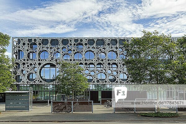 Technische Fakultät der Universität von Süddänemark  Syddansk Universitet  SDU  Fassade aus Glas und Metall  kreisförmiges Lochmuster in Metallplatten  moderne Architektur  Odense  Dänemark  Europa