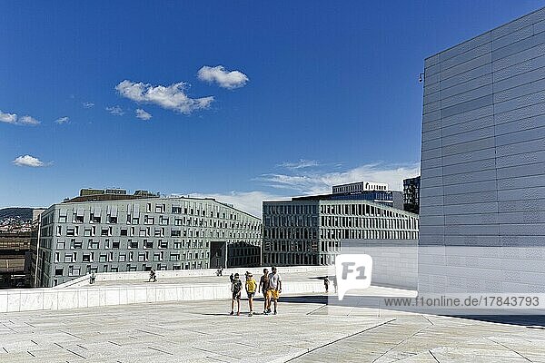 Fußgänger auf dem weißen Dach der Oper  moderne Architektur  Blick auf Hochhäuser Barcode Project  Stadtteil Bjørvika  Bjorvika  Oslo  Norwegen  Europa