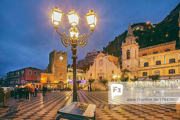 Belvedere Piazza IX Aprile mit Uhrturm und Kirche San Giuseppe bei Abenddämmerung  Taormina  Ostküste  Sizilien  Italien  Europa