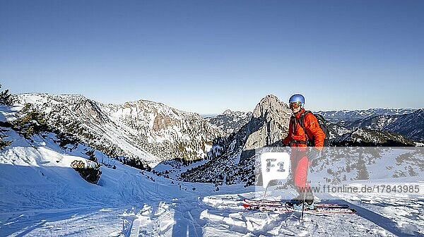 Ski tourers  mountain peak of the Ruchenköpfe  view into the Großtiefental  in winter  Mangfall Mountains  Bavaria  Germany  Europe