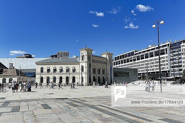 Fußgänger auf Rathausplatz mit Nobel Friedenszentrum  ehemaliger Westbahnhof  Oslo  Norwegen  Europa