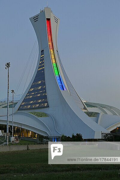 Illumination des Olympiastadions mit Regenbogenfarben  Montreal  Provinz Quebec  Kanada  Nordamerika