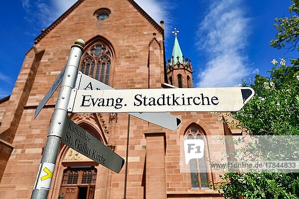 Wegweiser zur Evangelischen Stadtkirche vor der katholischen St. Gallus Kirche in der historischen Stadt Ladenburg  Ladenburg  Deutschland  Europa