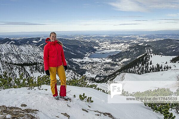 Blick auf Schliersee  Skitourengeherin am Gipfel des Jägerkamp im Winter  Bayern  Deutschland  Europa