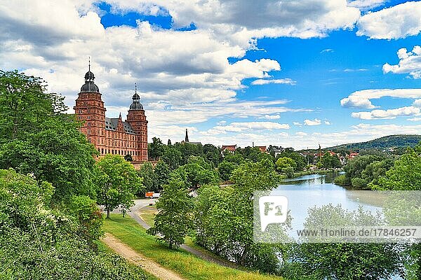 Schöner Blick über die Stadt Aschaffenburg mit Main  Schloss Johannisburg und grünem Park an einem sonnigen Sommertag