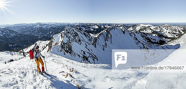 Skitourengeher im Winter auf der schneebedeckten Rotwand  Berge im Winter  Schlierseer Berge  Mangfallgebirge  Bayern  Deutschland  Europa