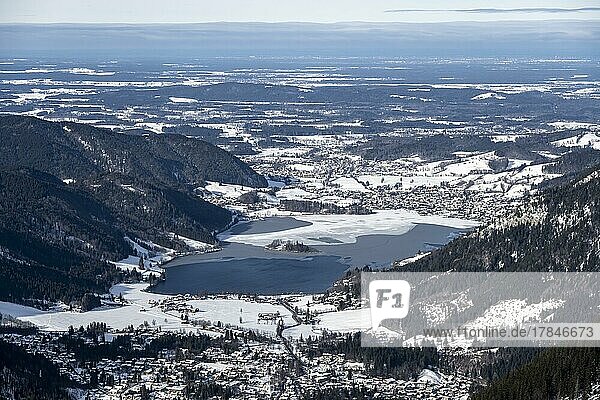 Blick vom Gipfel des Jagerkamp auf Schliersee und Ort  Berge im Winter  Schlierseer Berge  Mangfallgebirge  Bayern  Deutschland  Europa