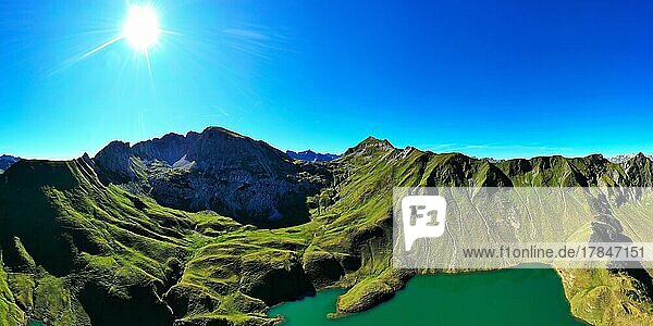 Der Schrecksee ist ein kleiner Hochgebirgssee mit beeindruckendem Panorama. Hinterstein  Allgäuer Alpen  Bayern  Deutschland  Europa