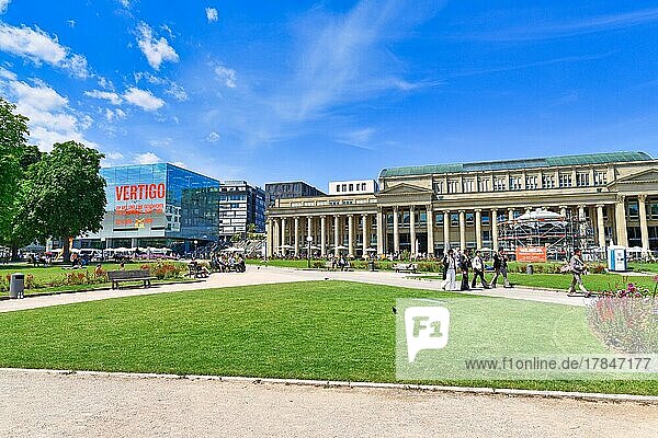 Stadtplatz und öffentlicher Park namens Schlossplatz mit altem historischem Einkaufszentrum und modernem Kunstmuseum an einem sonnigen Tag