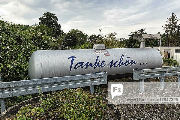 Writing  absurd slogan Tanke schön on a gas tank  advertisement for liquid gas at a petrol station  fossil fuel  shortage of raw materials  Ukraine conflict  rising prices  crisis  Höxter  North Rhine-Westphalia  Germany  Europe