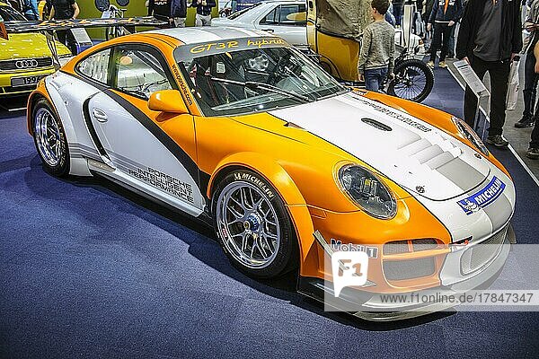 Sportwagen Porsche 911 GT3 R hybrid  Messe Techno Classica  Essen  Nordrhein-Westfalen  Deutschland  Europa
