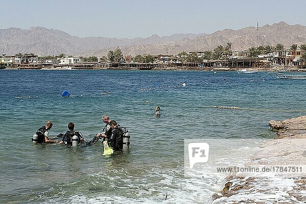 Taucher gehen von Ufer in Dahab ins Wasser von Rotes Meer bereiten sich auf Tauchgang vor  Dahab  Sinai  Ägypten  Afrika