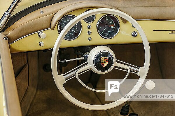 Elfenbeinfarbenes weißes Lenkrad mit zwei Speichen Zweispeichen-Lenkrad von historischer klassischer Oldtimer Classic Car Porsche 356 dahinter Armaturenbrett Messe Techno Classica Essen Nordrhein-Westfalen Deutschland Europa