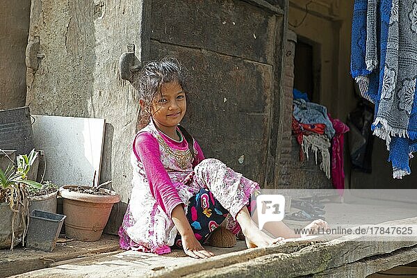 Lachendes indisches Mädchen in einem Wohnviertel in Manali  Himachal Pradesh  Indien  Asien