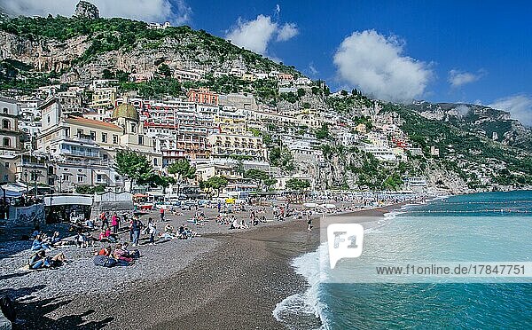 Ortsansicht mit Badestrand  Positano  Amalfiküste  Golf von Salerno  Kampanien  Süditalien  Italien  Europa