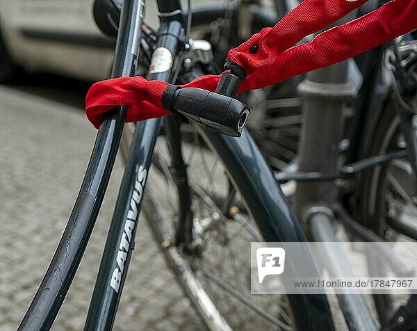 Rotes Sicherheitsschloß am Fahrrad  Berlin  Deutschland  Europa