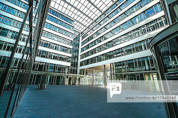 Modernes Glas Gebäude Architektur  Stuttgart  Deutschland  Europa