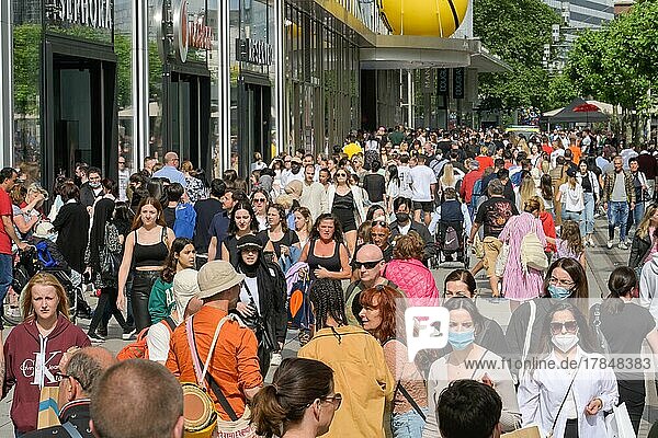 Menschenmenge  Passanten  Einkaufsstraße  Zeil  Frankfurt am Main  Hessen  Deutschland  Europa