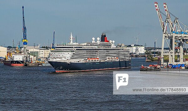 Kreuzfahrtschiff Queen Victoria auf der Elbe im Hamburger Hafen  Hamburg  Land Hamburg  Norddeutschland  Deutschland  Europa