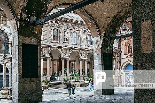 Piazza dei Mercanti in the old town  Milan  Lombardy  Northern Italy  Italy  Europe