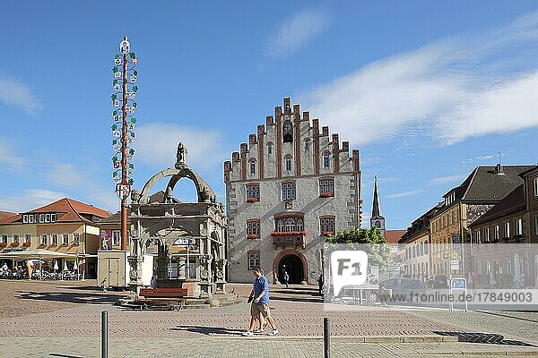 Marktplatz mit neogotischem Rathaus  Brunnen und Maibaum in Hammelburg  Unterfranken  Franken  Bayern  Deutschland  Europa