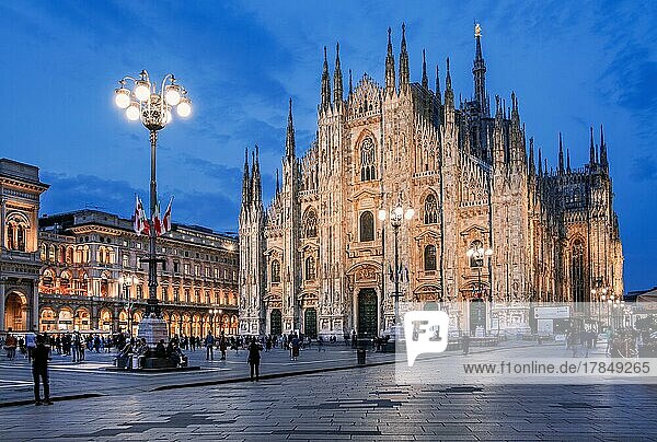 Piazza del Duomo Domplatz mit Dom bei Abenddämmerung Mailand Lombardei Norditalien Italien Europa