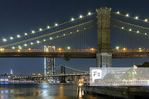 Brooklyn- und Manhattan-Brücken über den East River bei Nacht  New York  Vereinigte Staaten von Amerika  Nordamerika