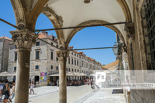 Menschen auf der Straße in der Altstadt  UNESCO-Weltkulturerbe  Dubrovnik  Dalmatinische Küste  Kroatien  Europa