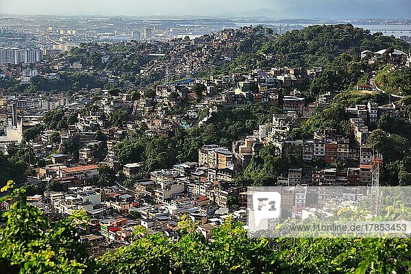 Blick auf die Favelas zwischen Santa Teresa und Centro  Rio de Janeiro  Brasilien  Südamerika