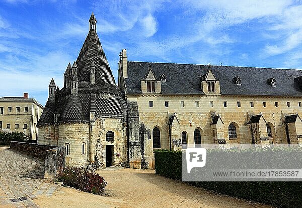 Fontevraud-lAbbaye  Abbaye Royale de Fontevraud  eine königliche Abtei  war ein gemischtes Kloster  das um das Jahr 1100 von Robert von Arbrissel unter Mitwirkung der Hersendis von Champagne gegründet wurde. Die Abtei von Fontevraud  auch unter dem Namen Klosterstadt bekannt  gilt als größtes klösterliches Gebäude Europas  Maine-et-Loire  Frankreich  Europa