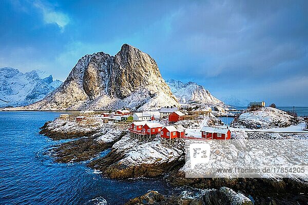Berühmte Touristenattraktion Hamnoy  Fischerdorf auf den Lofoten  Norwegen  mit roten Rorbu-Häusern im Winter  Europa